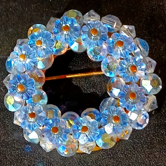 Beautiful vintage Aurora Borealis baby blue crystal wreath brooch - Picture 1 of 8